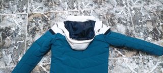 Cazadora azul teal y blanca, a estrenar. Talla 14 