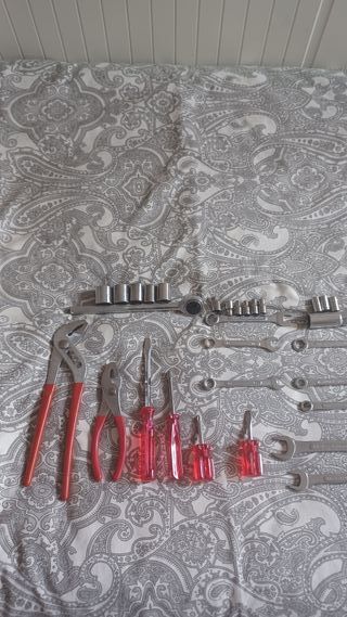 Herramientas: Llave, destornilladores, alicates...