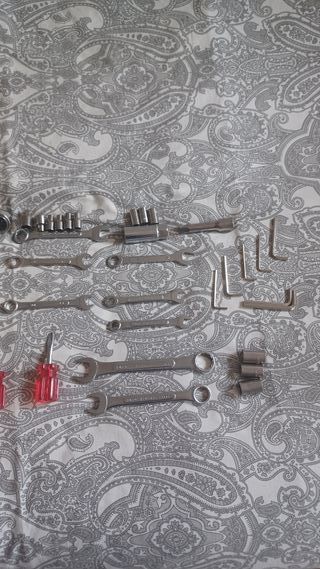 Herramientas: Llave, destornilladores, alicates...