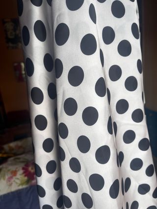 Tessuto a Pois Elegante
misure 285 x 150 cm