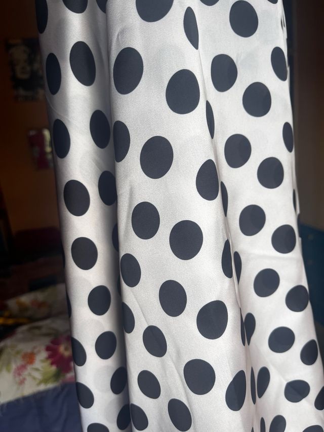 Tessuto a Pois Elegante
misure 285 x 150 cm