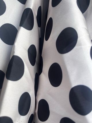 Tessuto a Pois Elegante
misure 285 x 150 cm