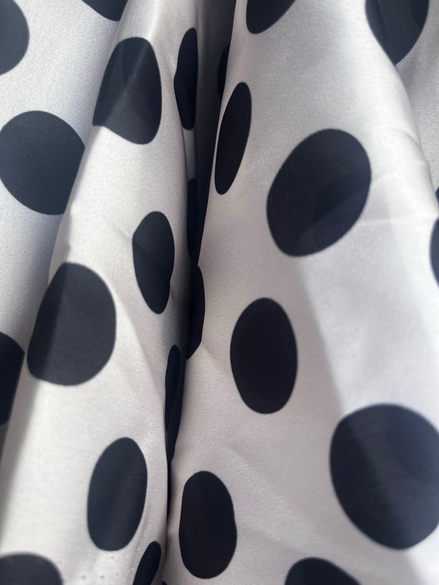 Tessuto a Pois Elegante
misure 285 x 150 cm