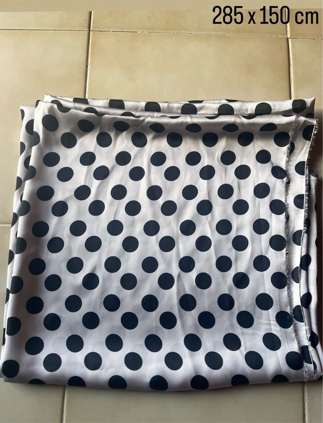 Tessuto a Pois Elegante
misure 285 x 150 cm