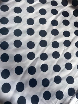 Tessuto a Pois Elegante
misure 285 x 150 cm