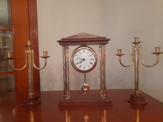 Reloj con candelabros dorados
