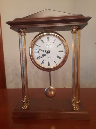 Reloj con candelabros dorados