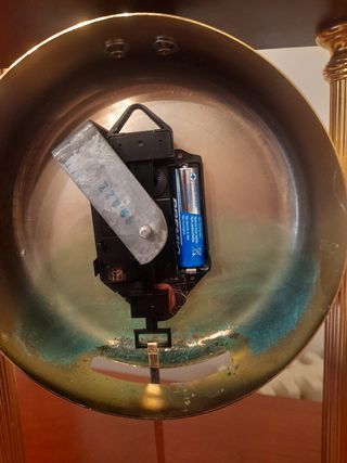 Reloj con candelabros dorados