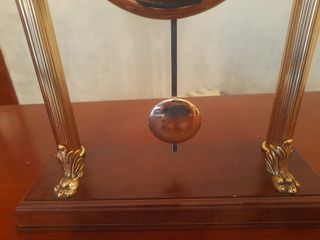 Reloj con candelabros dorados