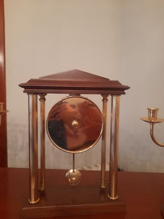 Reloj con candelabros dorados