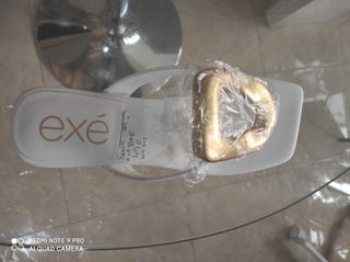 Sandalias blancas doradas