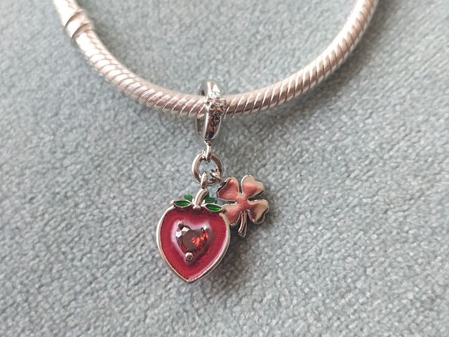 Charm fresa y trébol plata de ley