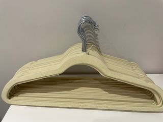Perchas terciopelo beige - 50 unid.
