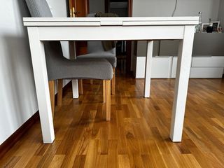 Mesa extensible blanca cuadrada de madera maciza