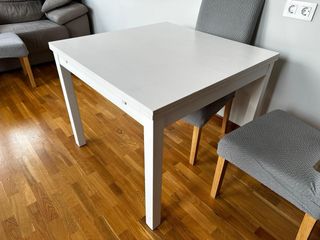 Mesa extensible blanca cuadrada de madera maciza