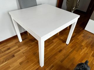Mesa extensible blanca cuadrada de madera maciza