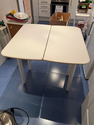 Mesa blanca extensible tipo libro