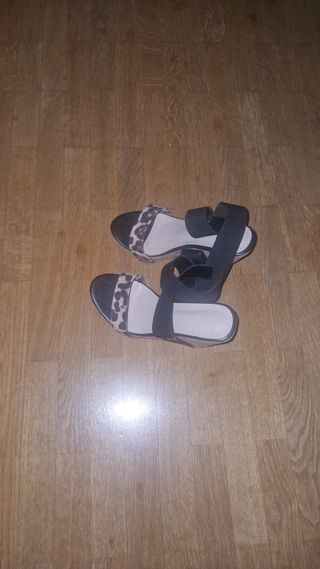Sandalias cuña leopardo - negras