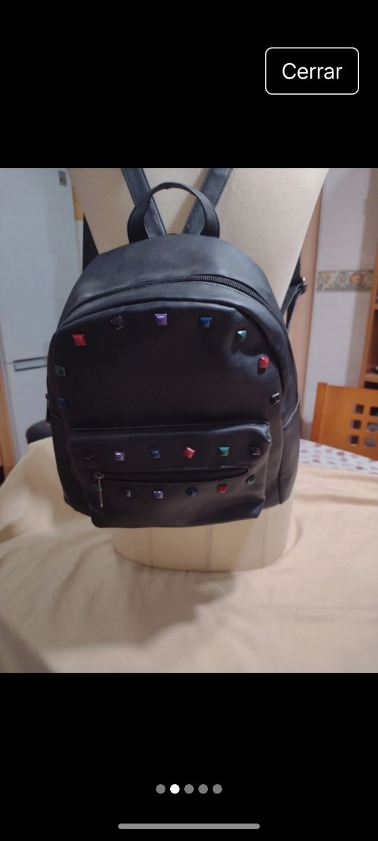 Mochila negra con detalles multicolor