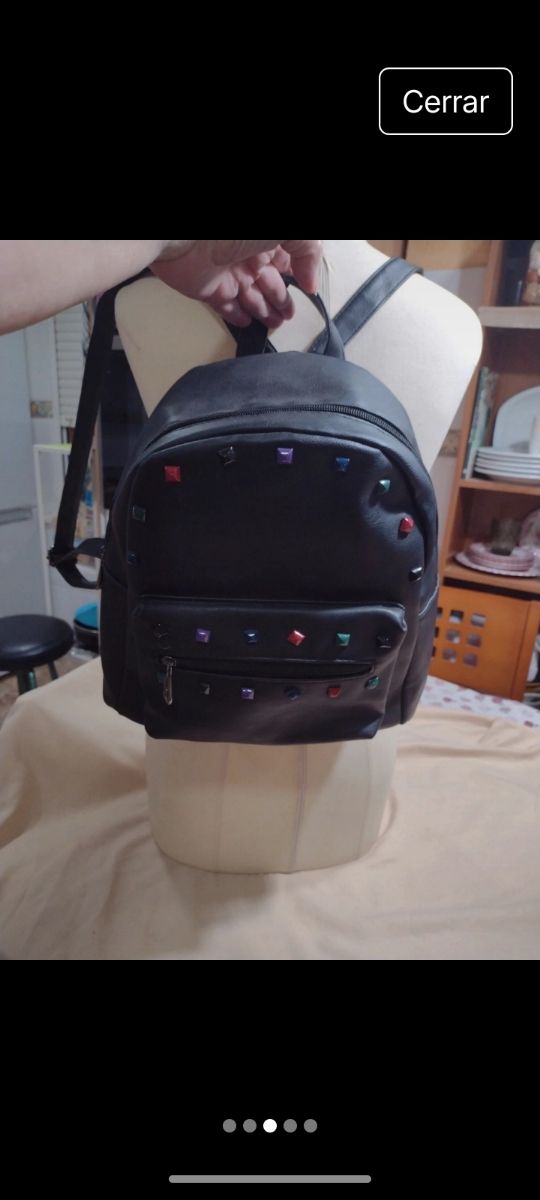 Mochila negra con detalles multicolor