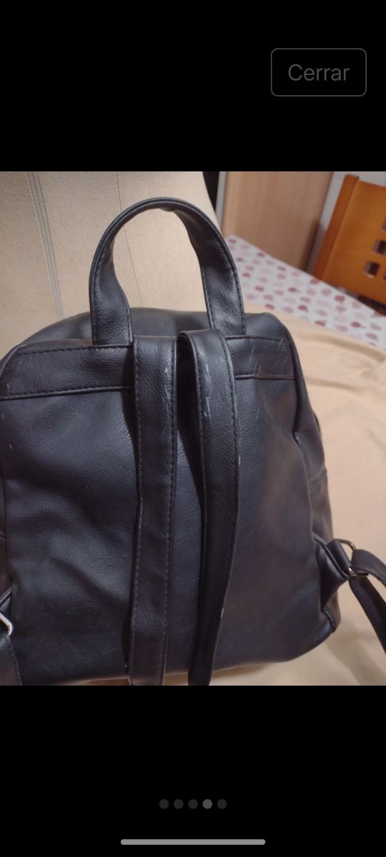 Mochila negra con detalles multicolor