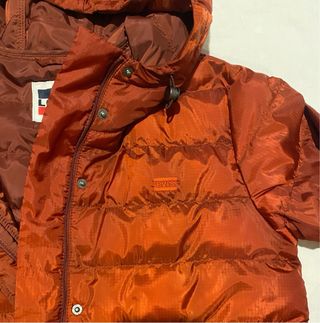 Chaqueta Levis Edie Packable burdeos.