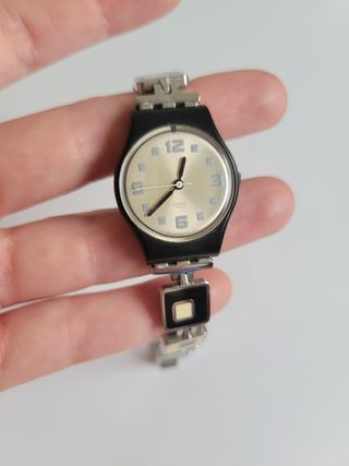 Reloj de mujer Swatch negro y plata