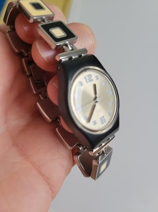 Reloj de mujer Swatch negro y plata