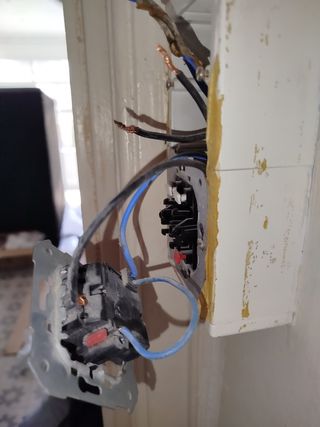 INSTALACIÓNES ELECTRICAS A BAJO COSTO  
