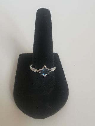 Anillo con topacio azul London.