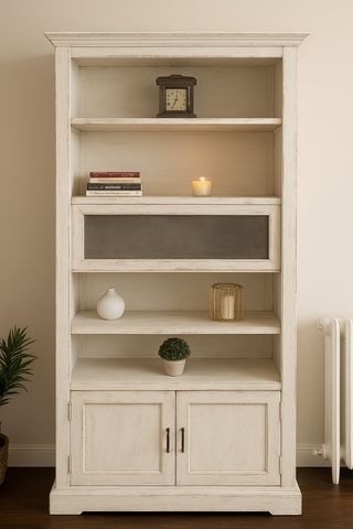 Librería de madera con vitrina