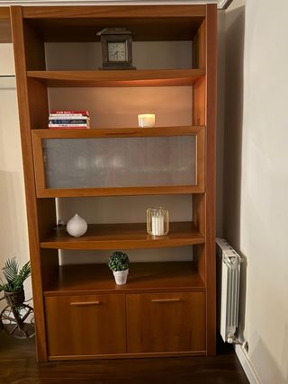 Librería de madera con vitrina