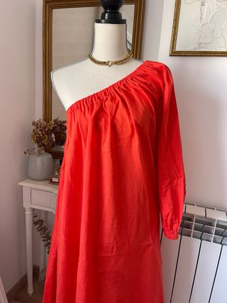 Vestido rojo asimétrico de lino