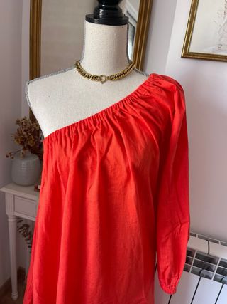 Vestido rojo asimétrico de lino