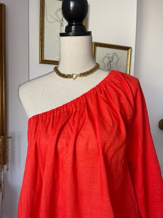 Vestido rojo asimétrico de lino