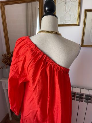 Vestido rojo asimétrico de lino