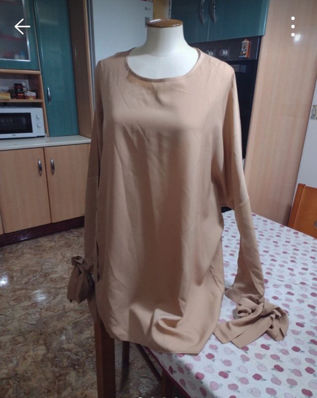 Vestido beige largo con lazos