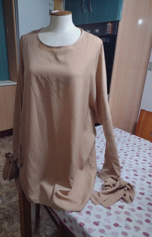 Vestido beige largo con lazos