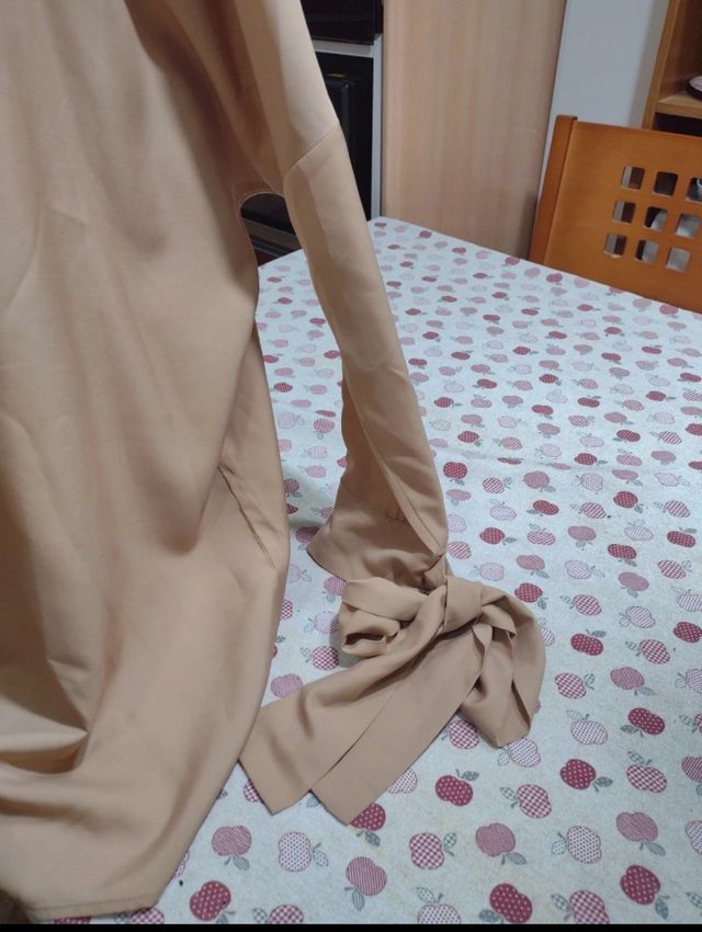 Vestido beige largo con lazos