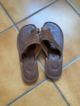 Chanclas piel marrón