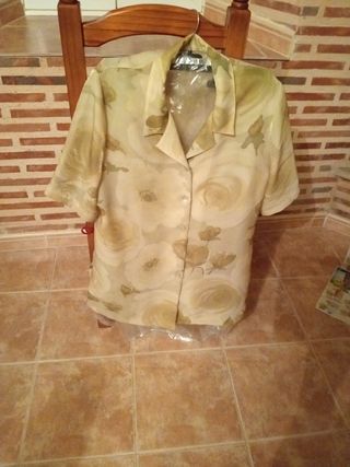 Blusa manga corta de flores y botones de nácar 