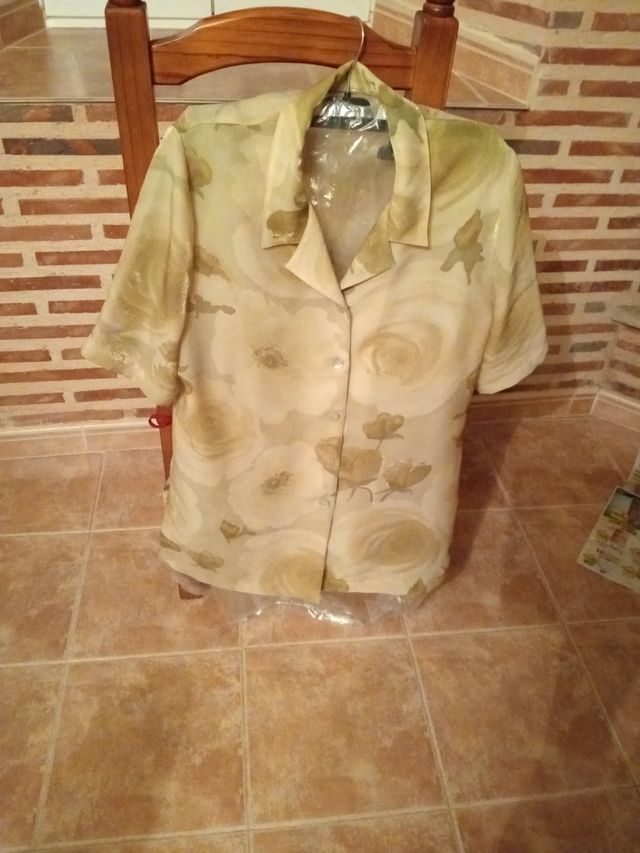 Blusa manga corta de flores y botones de nácar