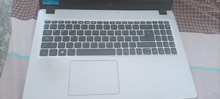 Portátil plateado acer aspire 5