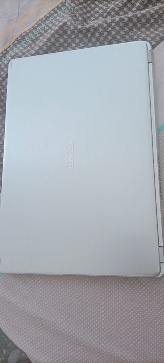 Portátil plateado acer aspire 5