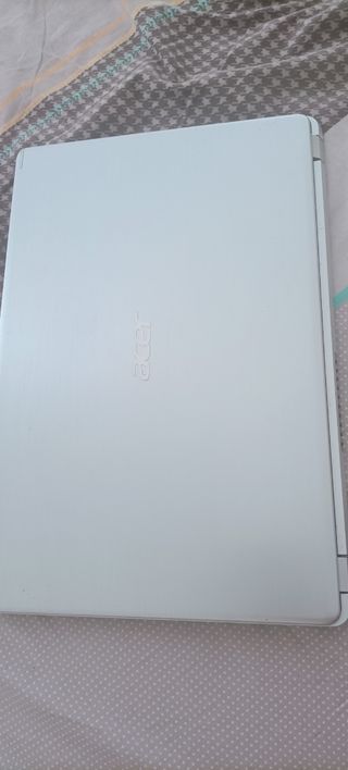 Portátil plateado acer aspire 5