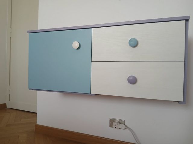 Comò sospeso colorato