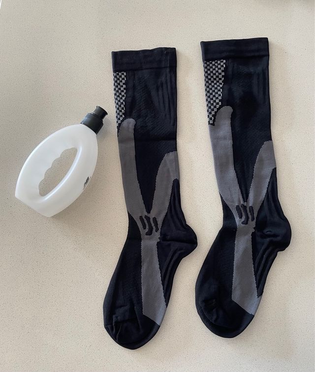 Botella y calcetines running