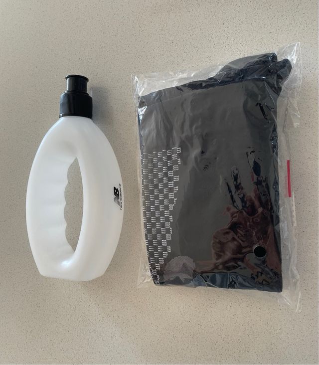 Botella y calcetines running