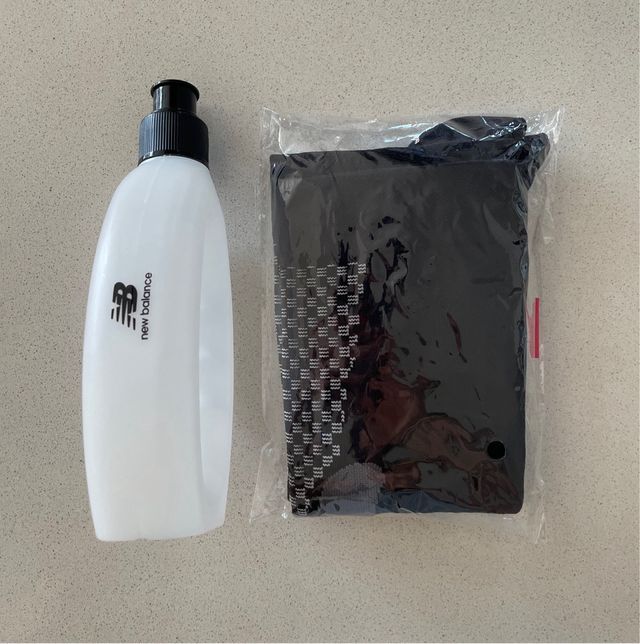 Botella y calcetines running