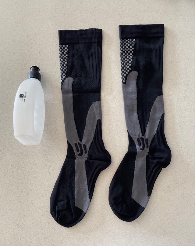 Botella y calcetines running